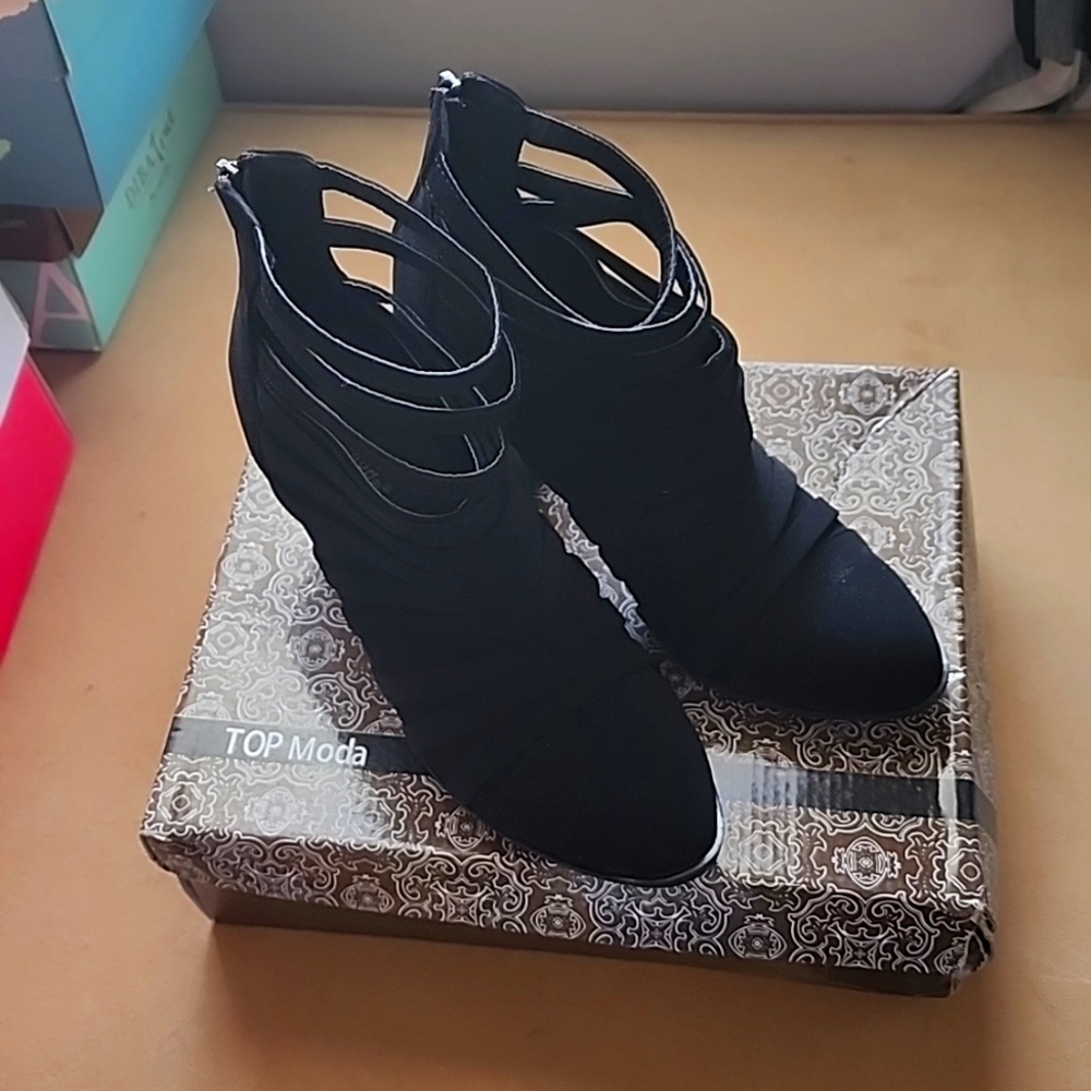Womens sz 9 black scrappy bootie